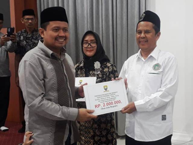 Wajah Guru Ngaji Sumringah Saat Terima Uang Insentif