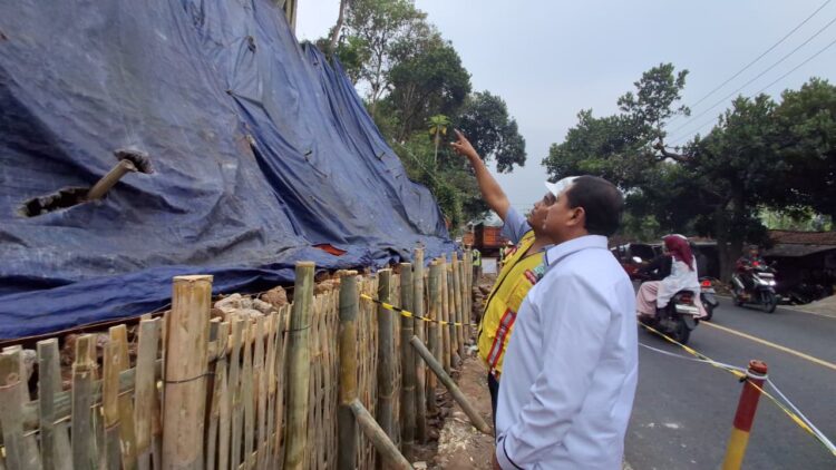 Bupati Dony Tinjau Perbaikan TPT Jalan Sumedang-Bandung